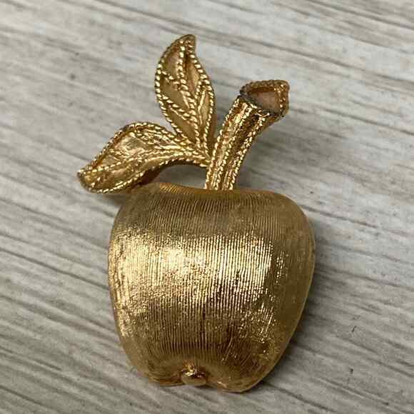 RARE Vintage AVON Golden Apple Brooch - Picture 1 of 3